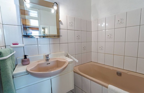 Bourbonne-les-Bains Apartment | La Rosée - 2-room family apartment, Wifi, TV box, garden