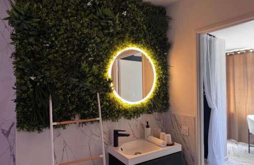 Livron-sur-Drome Apartment | La Secret Room - suite de luxe avec jacuzzi