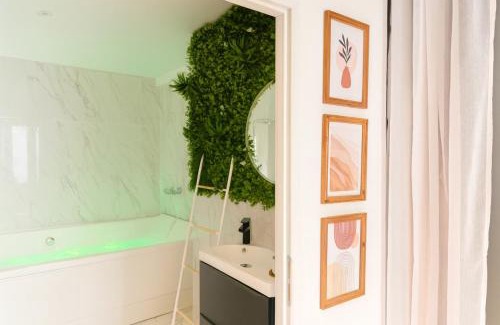 Livron-sur-Drome Apartment | La Secret Room - suite de luxe avec jacuzzi