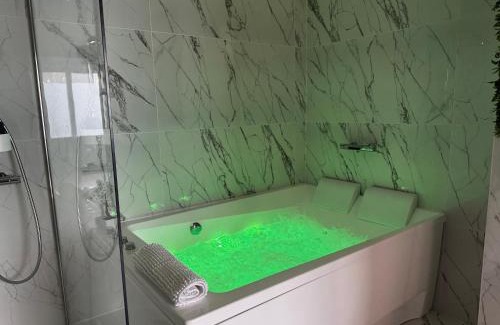 Livron-sur-Drome Apartment | La Secret Room - suite de luxe avec jacuzzi