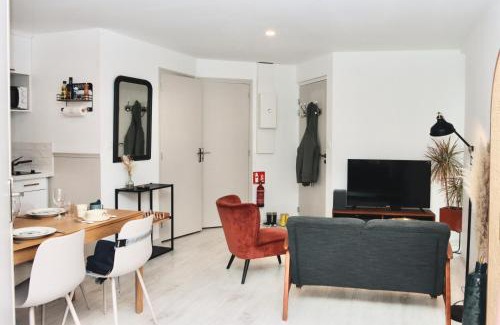 Saint-Meloir-des-Ondes Apartment | La Source - Spacieux T2 au coeur du village, à 5min des plages