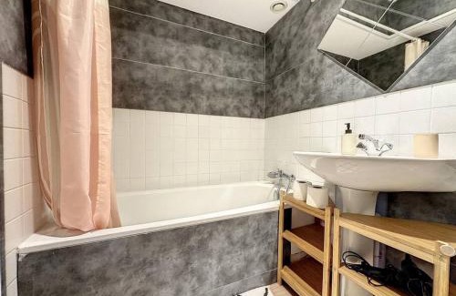 Saint-Helier Apartment | La Suite Duhamel - Au pied de la Gare - Au Calme