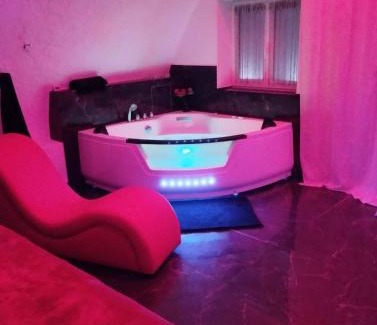 Bouc-Bel-Air Hotel | La suite miroir, love room avec jacuzzi