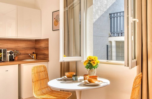 Decines-Charpieu Apartment | La Suite Soleil - Maison studio avec jardin privé