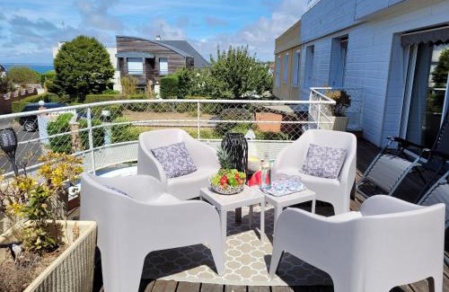 Donville-les-Bains Apartment | La terrasse, jacuzzi et vue mer à 100m de la plage