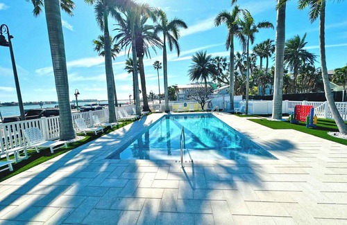 Pass-a-Grille Historic District Apartment | La Tortuga Historic Downtown Pass A Grille St Pete Beach 8