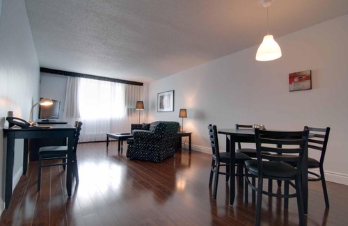 Shaughnessy Village Hotel | La Tour Belvédѐre