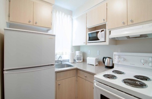 Shaughnessy Village Hotel | La Tour Belvédѐre