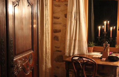 Plozevet Bed & Breakfast | La Tour du Bois Dormant