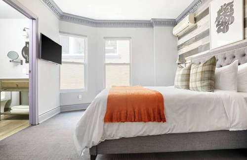 Church and Wellesley Apartment | La TUMU is a charming and unique boutique rooms located in downtown Toronto.