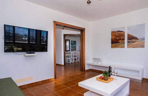 Tinajo House | La Vegueta is located in the famous volcanic landscape between Tiagua and Mancha Blanca and is a sma