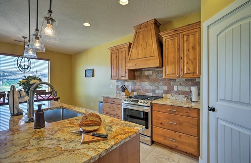 La Verkin House | La Verkin Home w/Hot Tub, Kayaks, & Bikes!