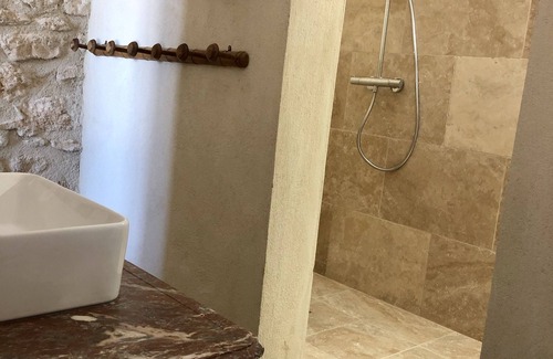 Bonnieux Bed & Breakfast | La Verrière, Très Jolie Chambre Indépendante Avec Courette Abritée