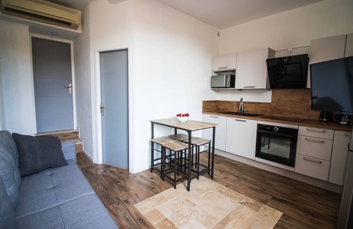 Saint-Paul-Trois-Chateaux Apartment | La Villa Tria Castella