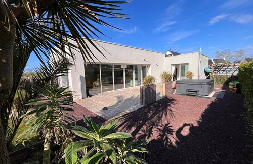 Ploudalmezeau House | La Villa des Dunes, 100 m from the sea, Spa, Sauna