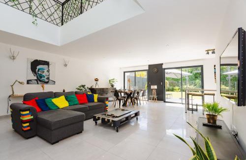 Orgeres House | La Villa Pop & Steel - maison avec 4 chambres