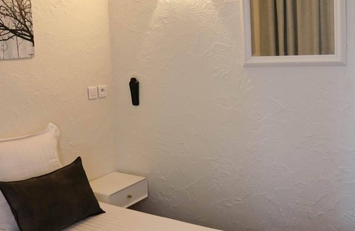 Vence Hotel | LA Villa Roseraie , Hotel Familial Ouvert Toute L Annee. Animaux Acceptes