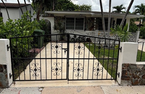 Coral Way House | LaBella Suite- 2/1 in Miami, Modern home, BBQ