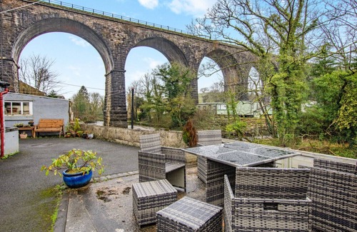Ingleton House | Laburnum Cottage - Two Bedroom House, Sleeps 4