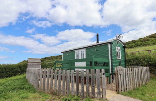 Skinningrove Cottage | LADY BIRD RETREAT, romantic, with hot tub in Skinningrove