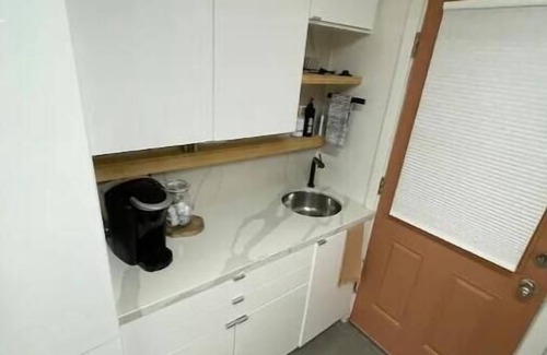 Roosevelt Apartment | Lady Day’s Hideaway🧡 Downtown Arts district studio