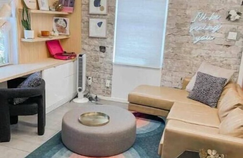 Roosevelt Apartment | Lady Day’s Hideaway🧡 Downtown Arts district studio