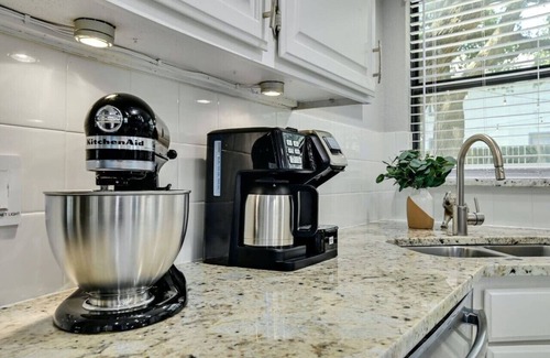 Milwood House | 'Lady Luxe' Amazing Yard! Pet Friendly!