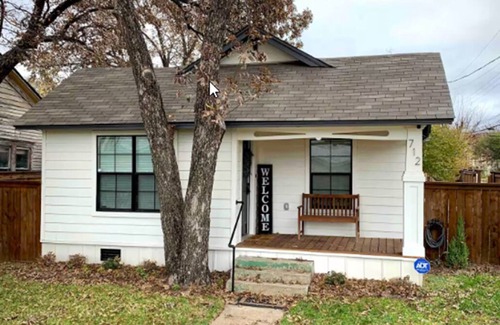 Brazos House | LadyFace Cottage: close to Magnolia & Baylor!