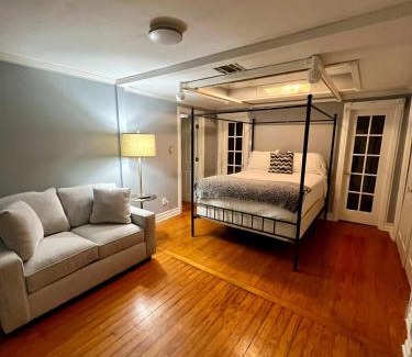 Lafayette House | Lafayette House-5 BR Garden Kitchen & Free Parking