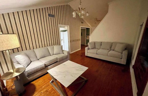 Lafayette House | Lafayette House: 5 BR, Garden, Kitchen & Free Parking!