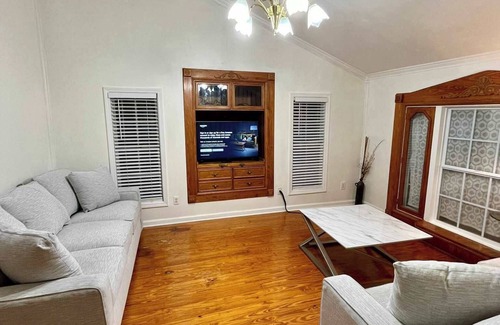 Lafayette House | Lafayette House: 5 BR, Garden, Kitchen & Free Parking!