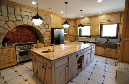 Broken Bow Cabin | Lago Vista: Sleeps 30 + Game Room, Lake View, Private Pool