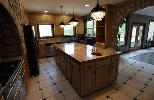 Broken Bow Cabin | Lago Vista: Sleeps 30 + Game Room, Lake View, Private Pool