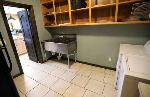 Broken Bow Cabin | Lago Vista: Sleeps 30 + Game Room, Lake View, Private Pool