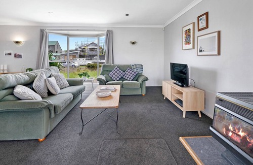 Waikanae Cottage | Lagoon Haven - Waikanae Holiday Home