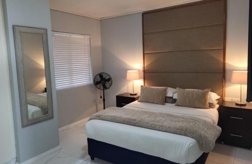 Lagoon Beach Apartment | Lagoon Shoreline Penthouse