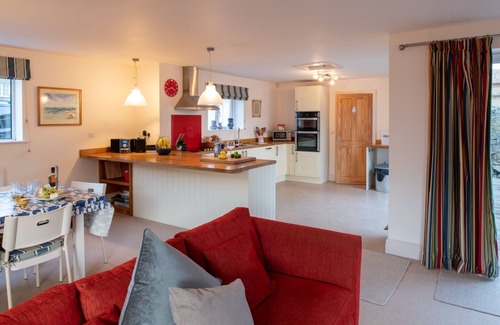 Rhosneigr House | Lagwn Glas : Pet-Friendly 2‑Bed Cottage in Rhosneigr | Managed by Anglesey Holiday Lettings