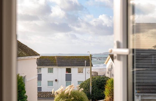 Rhosneigr House | Lagwn Glas : Pet-Friendly 2‑Bed Cottage in Rhosneigr | Managed by Anglesey Holiday Lettings
