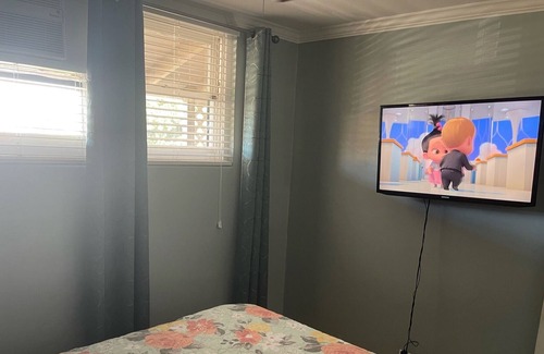 Historic Lahaina Front Street Bed & Breakfast | Lahaina 1 Block to Front St Shared 2 Bedroom Condo, 1 Private Bedroom For Guests