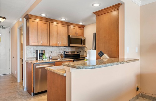 Historic Lahaina Front Street Apartment | Lahaina Shores 533: Oceanfront Bliss & Whale Watching Views