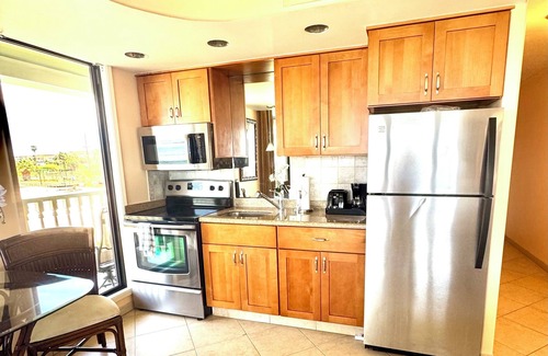 Historic Lahaina Front Street Apartment | Lahaina Shores Luxury Oceanfront Ocean View & Mountain View w/2 Lanais