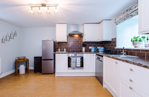 Cwm Dyserth House | Laid back mountain, sea & sunset views near pub!