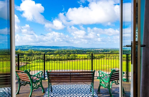 Cwm Dyserth House | Laid back mountain, sea & sunset views near pub!