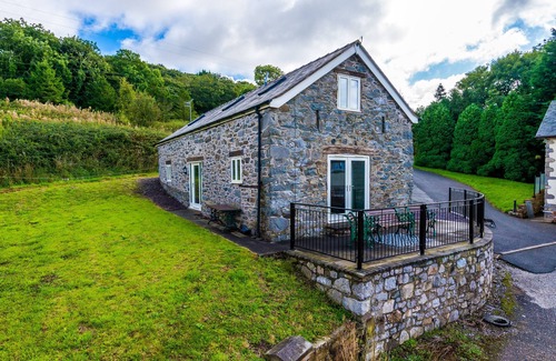 Cwm Dyserth House | Laid back mountain, sea & sunset views near pub!
