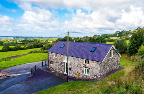 Cwm Dyserth House | Laid back mountain, sea & sunset views near pub!