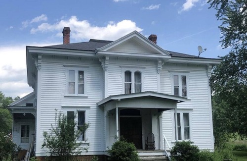 Pownal House | Laidback Paradise. Kid, Pet, and Party Friendly.