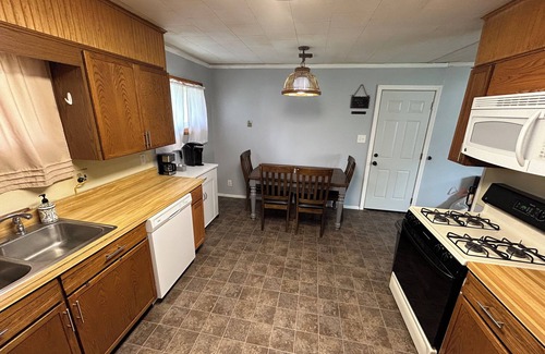 Leesburg Cottage | Lake Access and Pier on Barbee Chain! 3 Bedroom Cozy Cottage