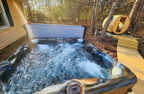 Loch Sheldrake House | Lake Access! Catskill Cozy Home- Hot Tub +Sauna