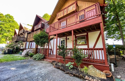 Indian Lake House | Lake access chalet - walk to golf and lodge too!