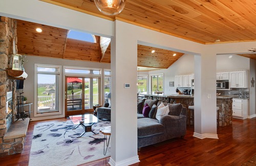 Waterfront Greens House | Lake Access, sled hill, fire pit, hot tub, FREE par-3 golf, pickleball/tennis